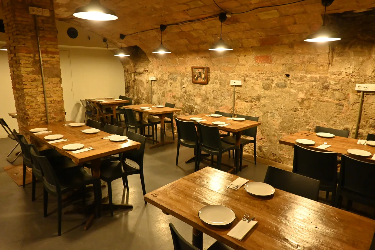 Comedor de un restaurante con las mesas montadas y vacío, antes de abrir.